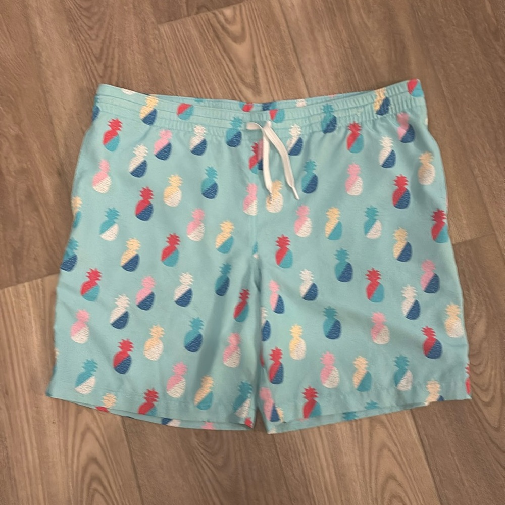 Chubbies Small S Men’s Fun Swim Shorts trunks Pineapple 7 inch inseam.